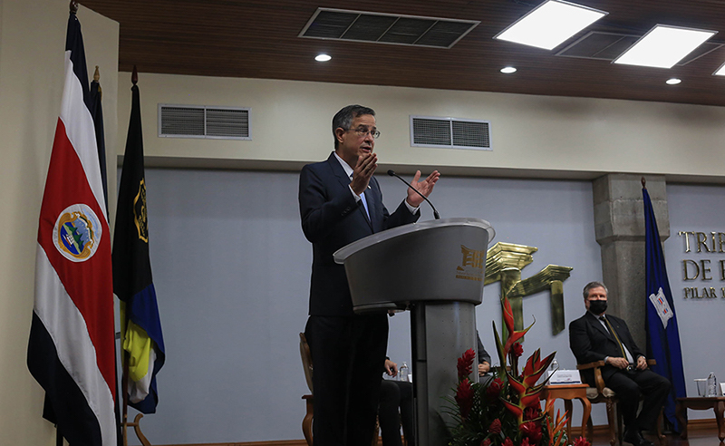 28 octubre: Luis Antonio Sobrado renuncia como presidente del Tribunal Supremo de Elecciones. Con Gustavo Román Jacobo y Rotsay Rosales Valladares.