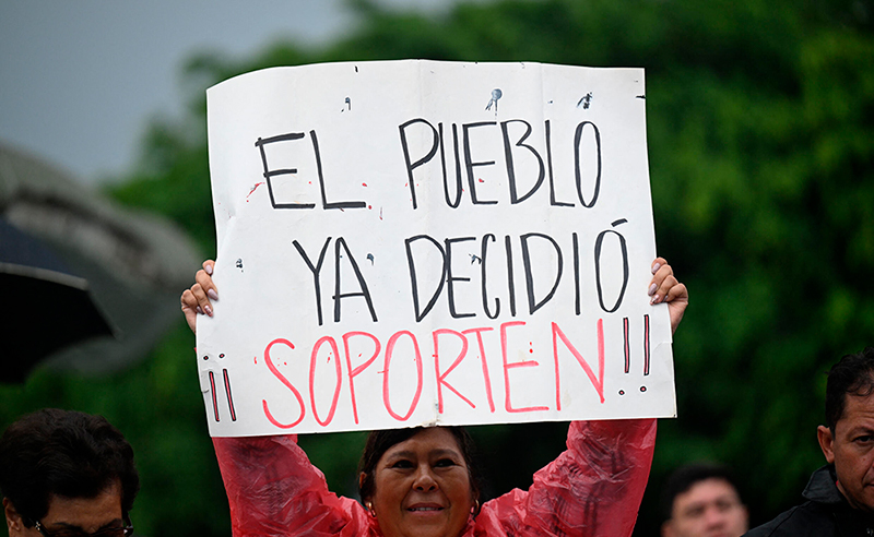 12 diciembre: Intento de golpe de Estado en Guatemala. Con Eduardo Núñez.