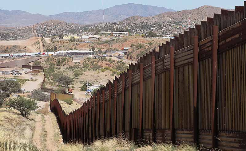 12 noviembre: "La construcción del muro", por primera vez en nuestro país, una obra de teatro desgarradora, necesaria para la obligada reflexión y deliberación, con Carlos Sandoval, Antonio Rojas y Magdalena Morales Valdéz.