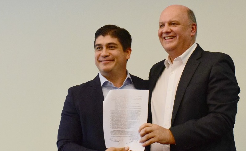 26 de abril: Expectativa ante el anuncio de la conformación del nuevo gabinete, con Saúl Buseta y Gustavo Araya.