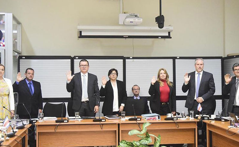 4 de octubre: frente a la determinación del grupo de no renunciar, el Consejo de Gobierno, optó por "suspenderlos" mientras realiza el procedimiento de despido, con Ottón Solís