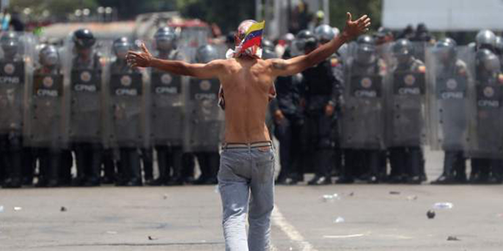 25 febrero: La ayuda humanitaria no logró entrar a territorio venezolano, las fronteras se convirtieron en campos de batalla, el análisis de lo sucedido el sábado anterior con Eduardo Ulibarri.