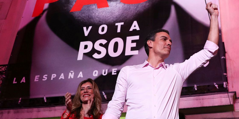 30 abril: El PSOE se alza con la victoria en las elecciones españolas, Pedro Sánchez es el llamado a formar gobierno, con Gustavo Román