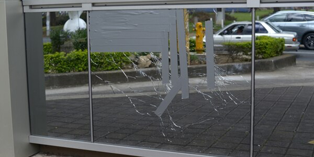 29 julio: Un pequeño aparato explosivo se detonó este fin de semana frente a las instalaciones de Canal 7. El análisis de la situación sociopolítica nacional lo hacemos con Carlos Murillo