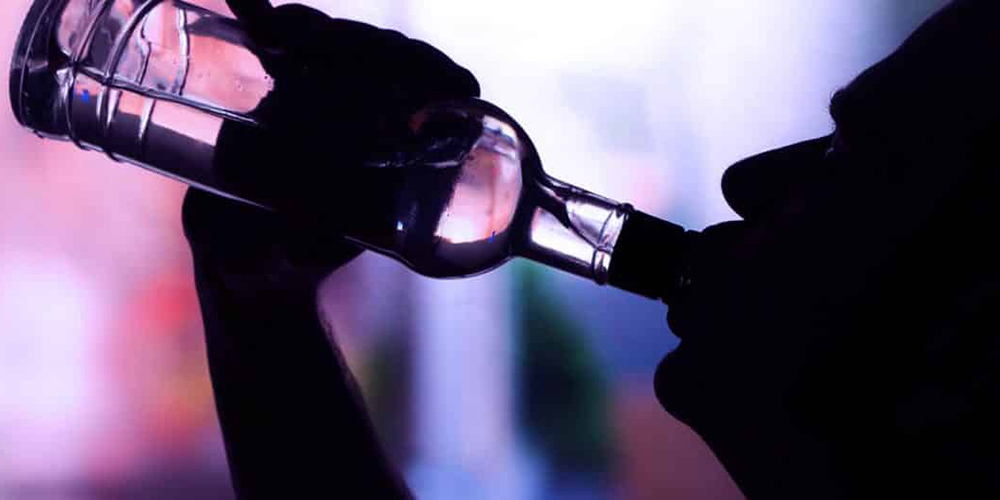 30 julio: 20 muertos y decenas más han sido intoxicadas por la adulteración de botellas de aguardiente, con Daniel Salas