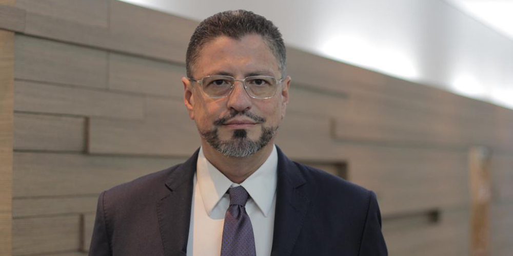 31 octubre: El economista Rodrigo Chaves será el nuevo ministro de Hacienda, con Carlos Ricardo Benavides. 