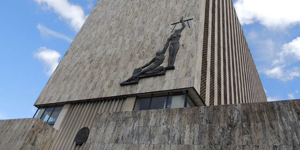 22 noviembre: Una mayoría de diputados aprobó el proyecto que recorta las pensiones de más de ₡2,6 millones en el Poder Judicial, con Marco Feoli y Gina Sibaja