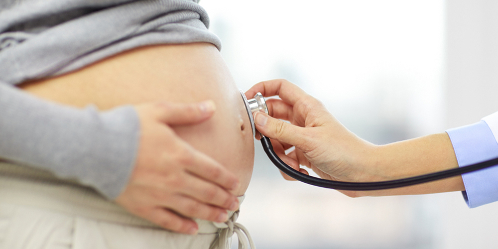 13 diciembre: Carlos Alvarado firmó este jueves por la noche la norma técnica que permite interrumpir los embarazos que amenacen la salud o la vida de la madre.