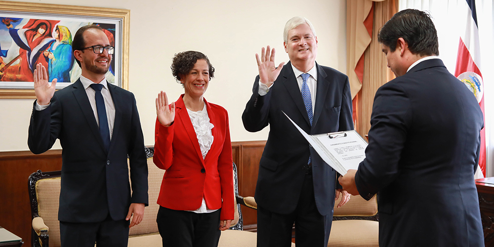 10 enero: Cambio de piezas en el gabinete para empezar el año, con Gustavo Adolfo Araya Martínez y Saúl Buzeta.