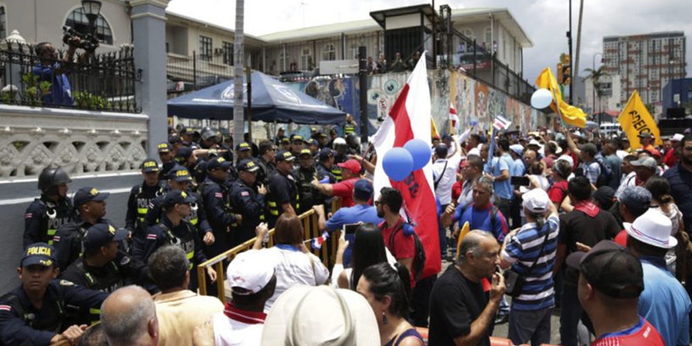 15 enero: 36 votos a favor 15 en contra. Aprobado en primer debate proyecto de ley que regula las huelgas tras las observaciones de la Sala Constitucional. con Carlos Ricardo Benavides. 