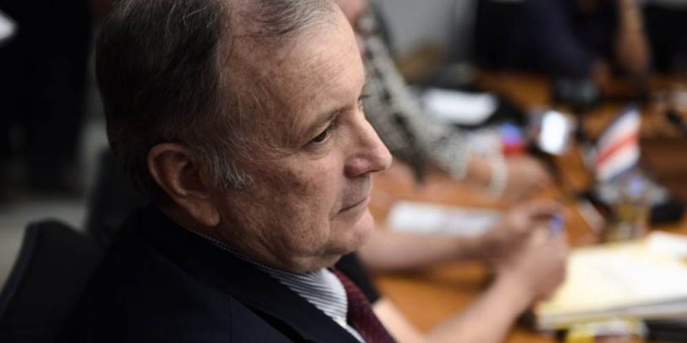 28 febrero: Maynor Sterling fue confirmado, en abril de 2019, como uno de dos responsables de estafa en la campaña del 2010 del PAC. Sterling asegura que Ottón Solís era la mente maestra. Con Ottón Solís 