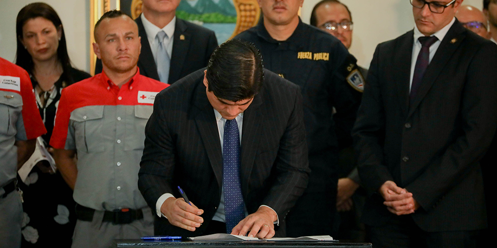 17 marzo: El Gobierno de la República decretó estado de emergencia nacional. con Román Macaya