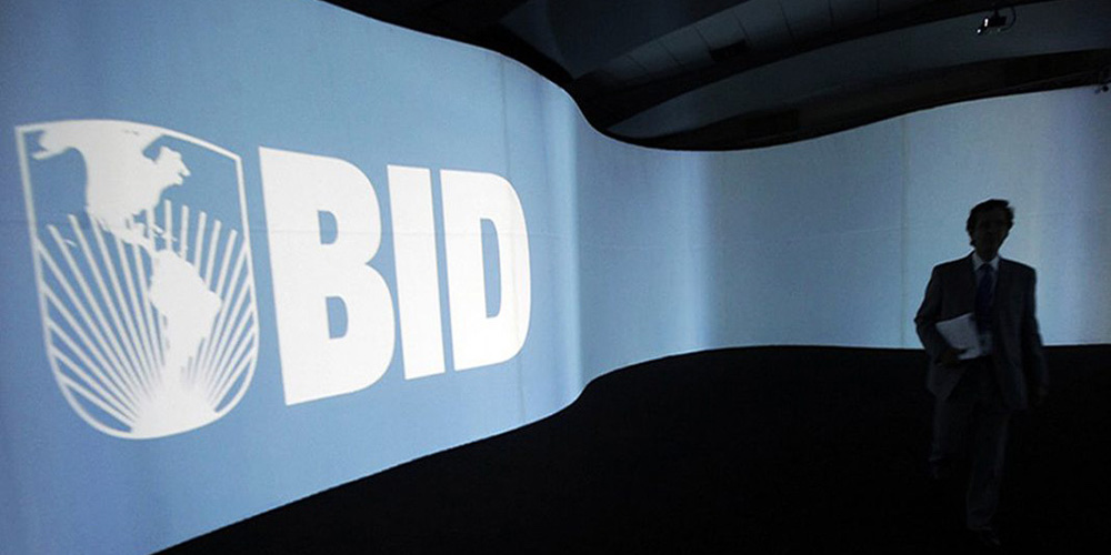 30 julio: Laura Chinchilla sigue adelante con su candidatura para presidir el Banco Interamericano de Desarrollo. Con Laura Chinchilla.