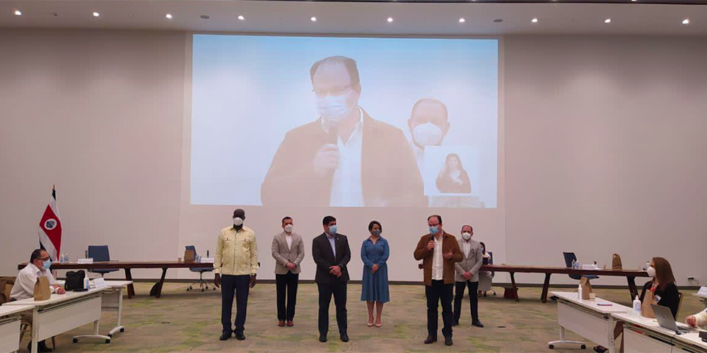 24 noviembre: Gobierno asegura que mesa de diálogo logró dar con medidas que reducen el déficit en al menos 2,5 puntos del PIB. Con Fernando Rodríguez y José Luis Arce. 