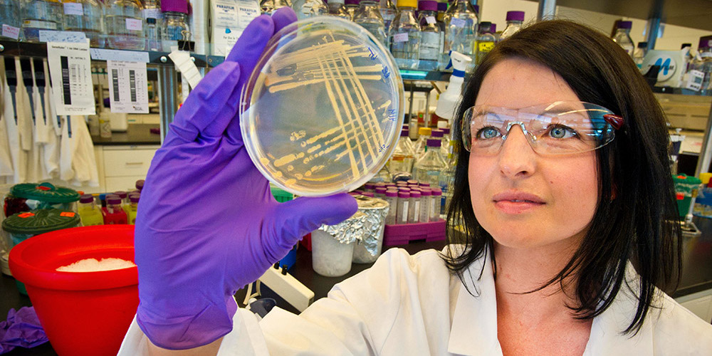 30 noviembre: El SARS-CoV-2 puso a prueba las capacidades globales de la ciencia y la biotecnología. Con Andrés Moreira Soto y Martina Nibbeling-Wriessnig.