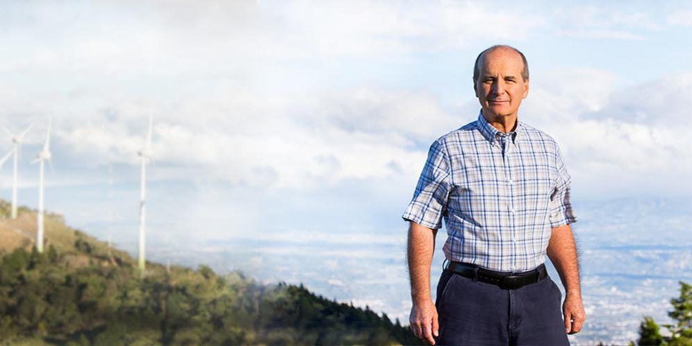 7 junio: José María Figueres gana la convención del Partido Liberación Nacional. Con Constantino Urcuyo. 