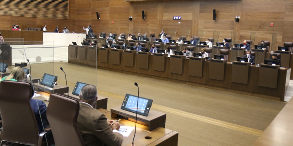 21 julio: Aprobado en segundo debate empréstito con el FMI. Con Edgar Robles.