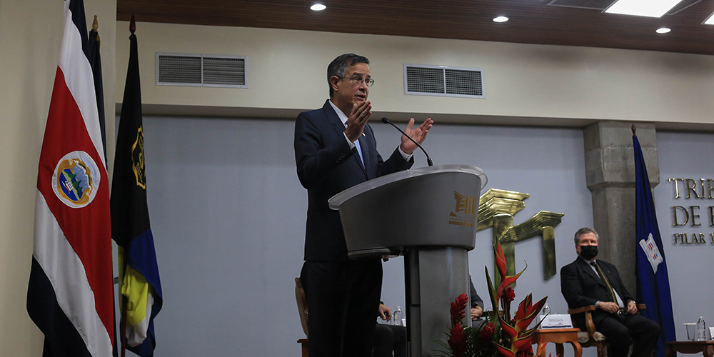 28 octubre: Luis Antonio Sobrado renuncia como presidente del Tribunal Supremo de Elecciones. Con Gustavo Román Jacobo y Rotsay Rosales Valladares.