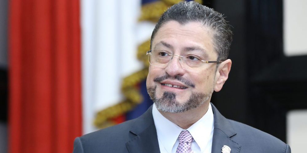 2 setiembre: Rodrigo Chaves mantiene su candidatura presidencial pese a escándalo por posible acoso sexual. Con Rodrigo Chaves.