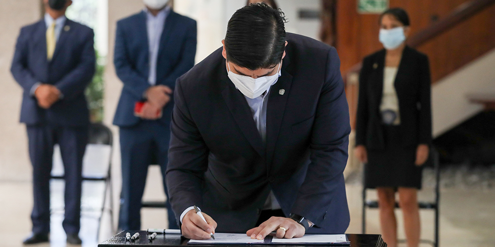 9 marzo: Ley de empleo público aprobada y firmada en los últimos días de la administración Alvarado Quesada. Con Sergio Araya.