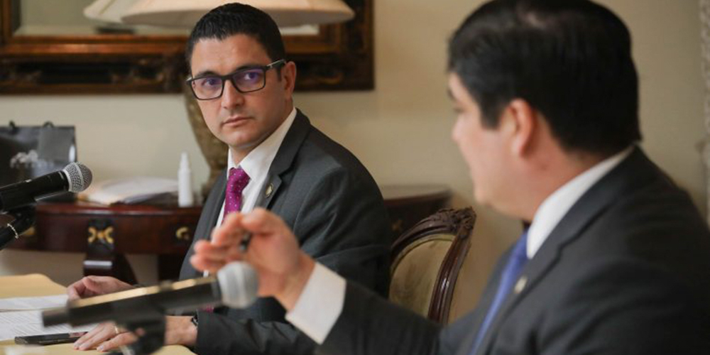 26 abril: Daniel Salas deja su cargo para dirigir la estrategia de inmunización para las Américas. Con Daniel Salas