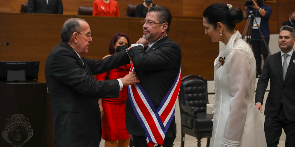 9 mayo: Rodrigo Chaves asume como presidente de Costa Rica. Con Rotsay Rosales.