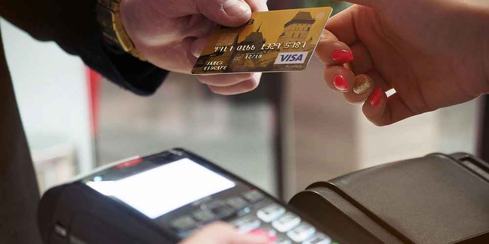 07 Octubre.  Banco Central impone una comisión máxima a las tarjetas de crédito Visa y Mastercard. Con Carlos Melegatti y Ana María Cerdas.