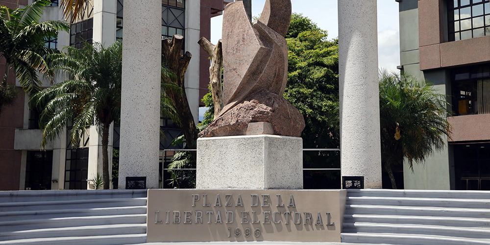 13 octubre 2025: Enfrentamiento del Ejecutivo contra el Tribunal Supremo de Elecciones. Con Gustavo Araya.