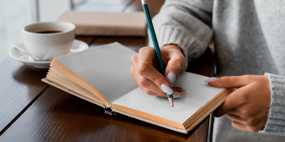 26 diciembre 2025: -Por si un día volvemos-: las luchas de las mujeres migrantes. Con María Dueñas.