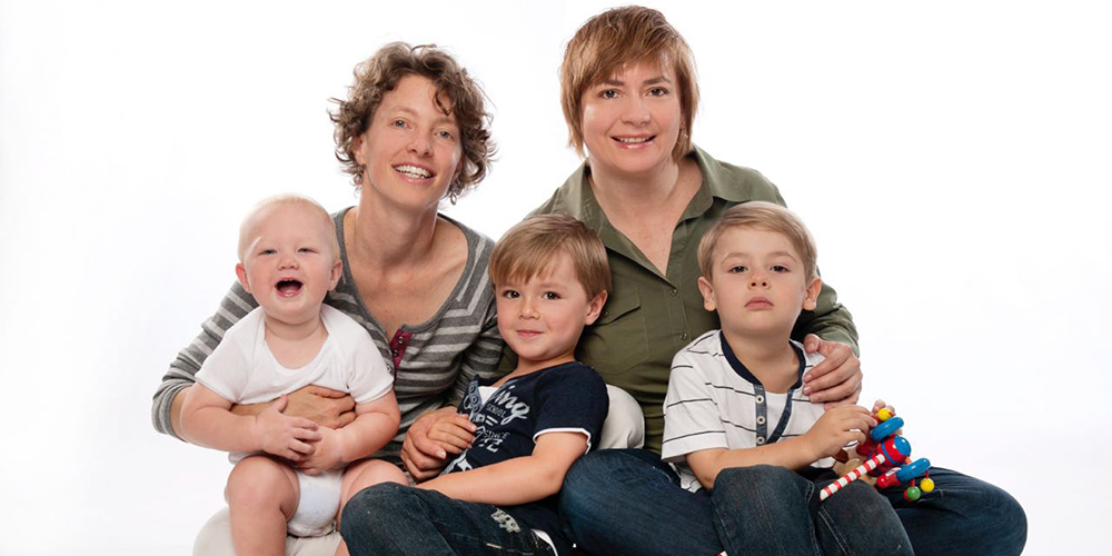 15 de agosto: Día de las madres, para celebrarlas y valorar más su papel en las familias de todo formato, con Nisa y Christine.