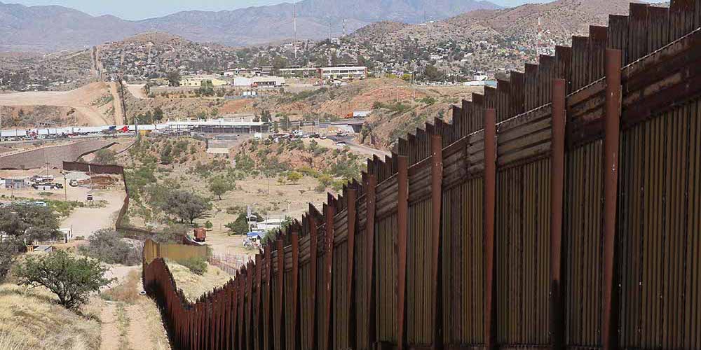 12 noviembre: "La construcción del muro", por primera vez en nuestro país, una obra de teatro desgarradora, necesaria para la obligada reflexión y deliberación, con Carlos Sandoval, Antonio Rojas y Magdalena Morales Valdéz.