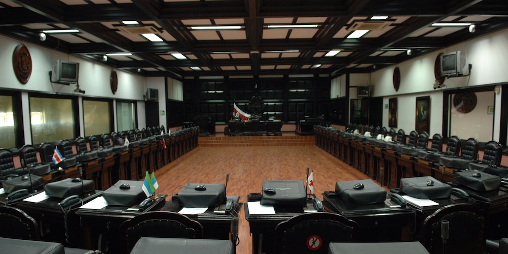 El cierre de la jornada que eligió el directorio legislativo este pasado 1º de mayo, con el politólogo Constantino Urcuyo.