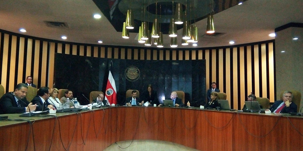 1 de noviembre: Corte Plena decide iniciar el planteamiento de reformas urgentes, con Nancy Hernández, Román Solís y Paul Rueda.