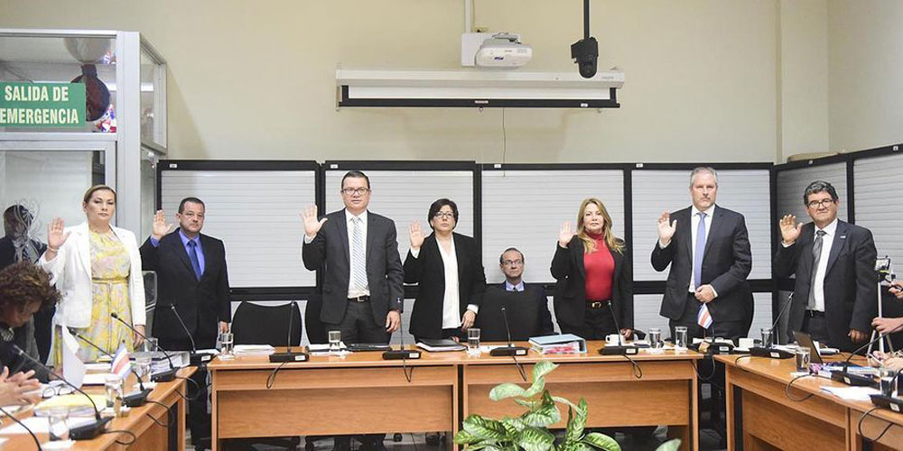 4 de octubre: frente a la determinación del grupo de no renunciar, el Consejo de Gobierno, optó por "suspenderlos" mientras realiza el procedimiento de despido, con Ottón Solís